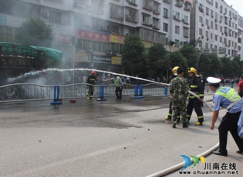 叙永交警联合消防部门成功处置一起货车燃烧事件(图2) 叙永交警联合消防部门成功处置一起货车燃烧事件(图2)