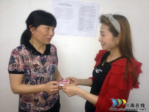 麻柳湾社区:“母亲节”慰问贫困母亲暖人心(图1) 麻柳湾社区:“母亲节”慰问贫困母亲暖人心(图1)
