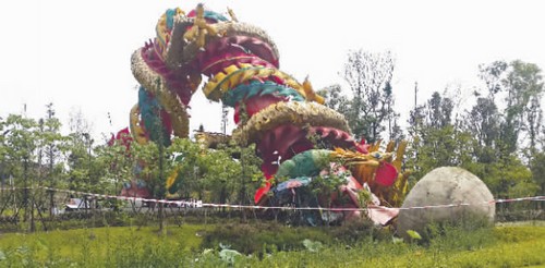 七级大风夜袭自贡 标志性景观“龙抱柱”被吹倒(图1) 七级大风夜袭自贡 标志性景观“龙抱柱”被吹倒(图1)