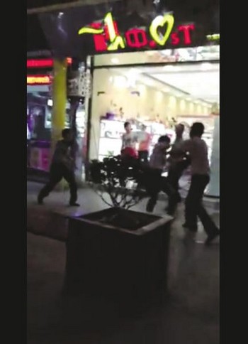 自贡：保安小贩起冲突&nbsp;制服太像&nbsp;城管“躺枪”(图1)