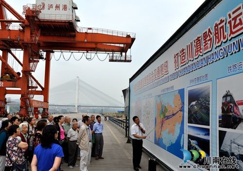 泸州市离退休老领导曹锡森一行视察调研交通工作(图2) 泸州市离退休老领导曹锡森一行视察调研交通工作(图2)