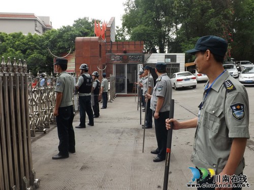 泸县一中组织反恐防暴演练(图2) 泸县一中组织反恐防暴演练(图2)