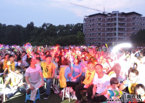 泸县一中举行纪念“五四运动”96周年暨欢送初高中毕业班文艺晚会(图4)