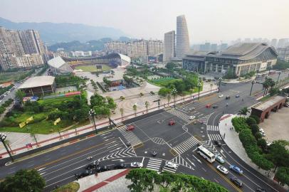 宜宾一处交通标志线像“几何题”市民看不懂(图1) 宜宾一处交通标志线像“几何题”市民看不懂(图1)