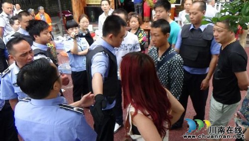 大山坪街道:整治占道经营,给力创卫攻坚(图2) 大山坪街道:整治占道经营,给力创卫攻坚(图2)
