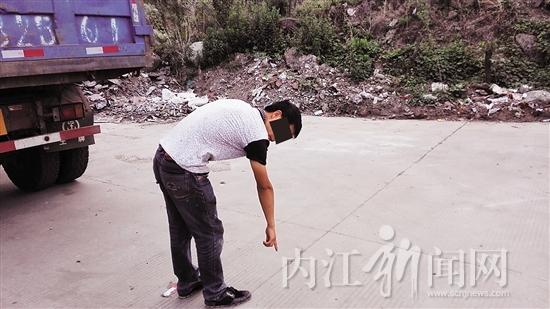 内江男子偷车没跑脱 掏出斧头敲向自己脑袋(图1) 内江男子偷车没跑脱 掏出斧头敲向自己脑袋(图)