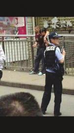 贼胆大 内江一小偷逃跑拿刀劫持少女做人质(图1) 贼胆大 内江一小偷逃跑拿刀劫持少女做人质(图1)