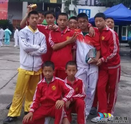 泸州飞龙武术队省武术名人明星赛中再创辉煌(图5) 泸州飞龙武术队省武术名人明星赛中再创辉煌(图5)