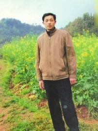 宜宾“摩托车校长”把温暖留给孩子(图1) 宜宾“摩托车校长”把温暖留给孩子(图1)