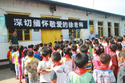 宜宾“摩托车校长”把温暖留给孩子(图2) 宜宾“摩托车校长”把温暖留给孩子(图2)