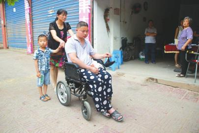 宜宾“摩托车校长”把温暖留给孩子(图3) 宜宾“摩托车校长”把温暖留给孩子(图3)