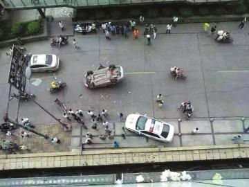 泸州:狭路相逢两车撞 表演一个后空翻(图1) 泸州:狭路相逢两车撞 表演一个后空翻(图1)