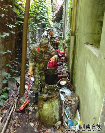 麻柳湾社区：军民齐心整治环境&nbsp;巩固国卫创建成果(图2)