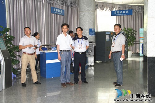 龙马潭区常务副区长尹德良调研国税税收工作(图1)