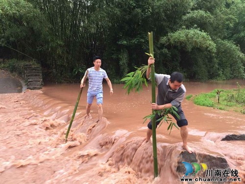 为了孩子们&nbsp;泸州叙永一学校教师撑竹杆过河上课(图2)