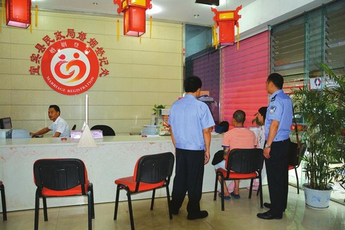 宜宾：特别登记&nbsp;他戴手铐与女友完婚(图1)