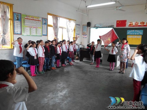 华阳学校“法润校园·快乐成长”优秀主题班会取得成功(图1) 华阳学校“法润校园·快乐成长”优秀主题班会取得成功(图1)