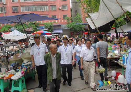 泸县潮河开展打击非法行医“夏季风暴”联合执法行动(图1)