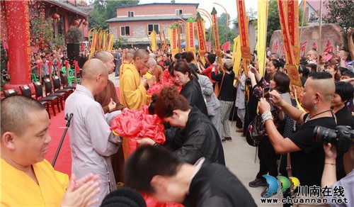 高僧大德云集 共同见证泸州蓝田金龙寺观音殿落成(图13) 高僧大德云集 共同见证泸州蓝田金龙寺观音殿落成(图13)