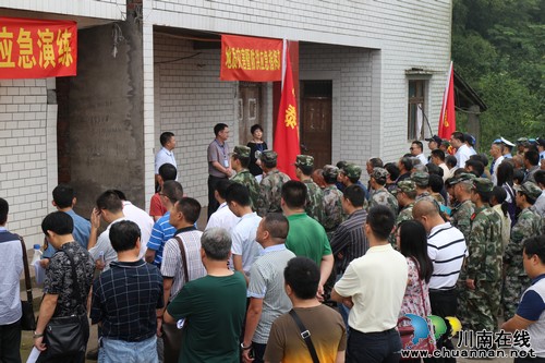 江阳区2015年地质灾害抢险救灾应急演练在泰安镇举行(图2)