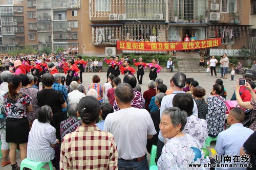 红星街道：“巩固国卫成果”文艺演出走进失地农民小区(图1)