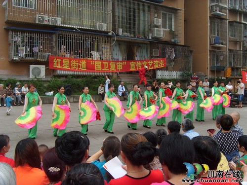红星街道：“巩固国卫成果”文艺演出走进失地农民小区(图2)