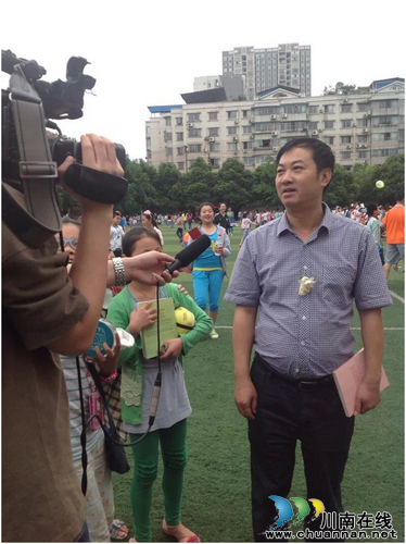 隆昌县实验小学开展迎六一"儿童跳蚤市场"活动(图3) 隆昌县实验小学开展迎六一"儿童跳蚤市场"活动(图3)