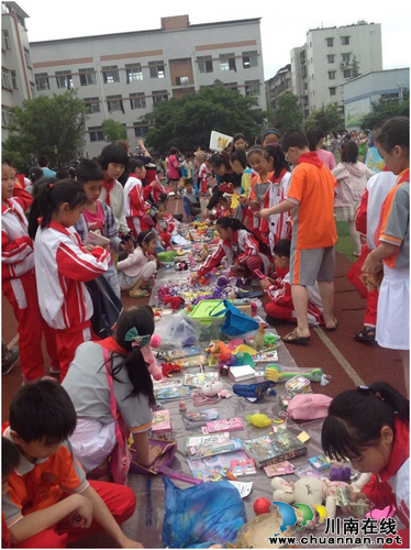隆昌县实验小学开展迎六一"儿童跳蚤市场"活动(图2) 隆昌县实验小学开展迎六一"儿童跳蚤市场"活动(图2)
