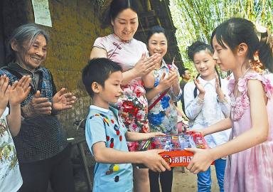 宜宾高县一小学为留守儿童聘请“代理妈妈”(图1)