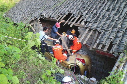 内江一轿车失控冲下山坡&nbsp;砸中民房致2死3伤(图1)