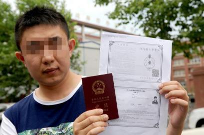 内江考生被拒"二建"考场 一堆证件证明不了身份(图1) 内江考生被拒"二建"考场 一堆证件证明不了身份(图1)