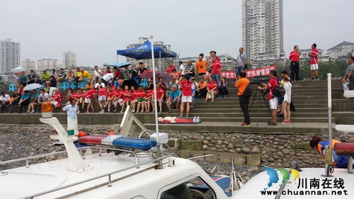 长航公安局泸州分局参加泸州市游泳协会水上安全救援演练(图2)