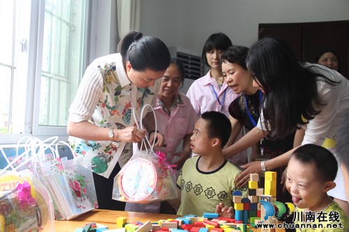 泸州市委宣传部长“六一”节看望慰问孤残儿童(图2)