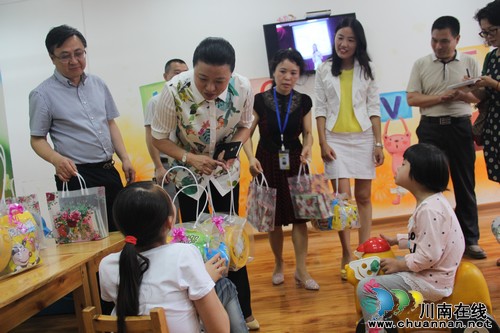 泸州市委宣传部长“六一”节看望慰问孤残儿童(图1)