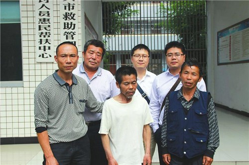遗失的27年&nbsp;流浪汉饿晕宜宾街头经历成谜(图1)