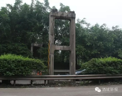 隆纳高速人行天桥被货车撞断&nbsp;新报为你分析原因(图2)