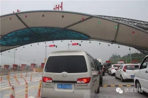 隆纳高速人行天桥被货车撞断&nbsp;新报为你分析原因(图6)