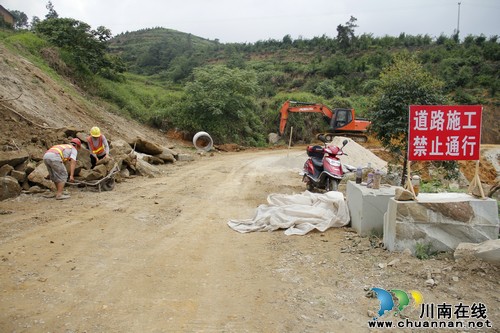 奇峰镇：督查公路改造工程项目建设(图1)