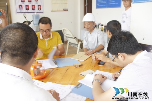 奇峰镇：督查公路改造工程项目建设(图3)