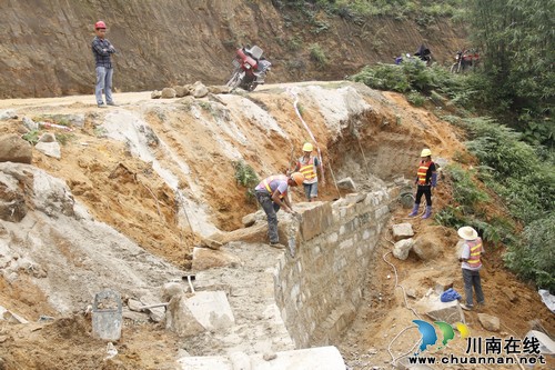 奇峰镇：督查公路改造工程项目建设(图2)