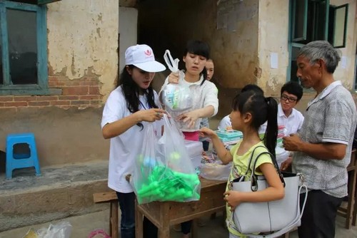 一个泸州女孩被古蔺山区孩子感动落泪(图12) 一个泸州女孩被古蔺山区孩子感动落泪(图12)