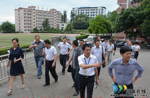 泸县县委常委、宣传部长颜习林、副县长余静等一行考察泸县一中高考考点(图4) 泸县县委常委、宣传部长颜习林、副县长余静等一行考察泸县一中高考考点(图4)