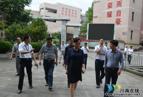泸县县委常委、宣传部长颜习林、副县长余静等一行考察泸县一中高考考点(图3) 泸县县委常委、宣传部长颜习林、副县长余静等一行考察泸县一中高考考点(图3)