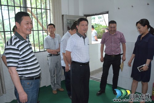 泸县县委常委、宣传部长颜习林、副县长余静等一行考察泸县一中高考考点(图1) 泸县县委常委、宣传部长颜习林、副县长余静等一行考察泸县一中高考考点(图1)
