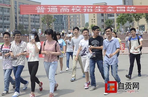 全市1.5万余名考生昨日赴考(图1) 全市1.5万余名考生昨日赴考(图1)
