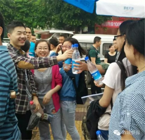 高考结束&nbsp;大家看看哪些奇葩的"狂欢"模式已开启？(图9)
