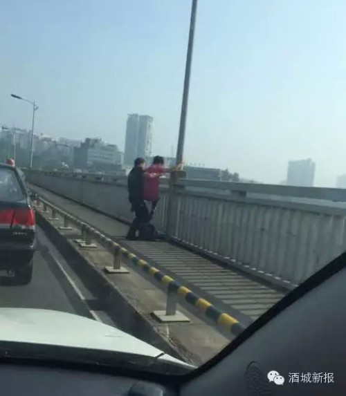 年轻男子欲跳桥&nbsp;兵哥哥当机立断一把抱下(图2)