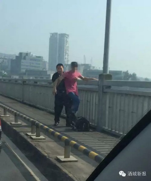 年轻男子欲跳桥&nbsp;兵哥哥当机立断一把抱下(图1)