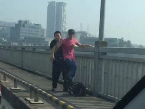 年轻男子欲跳桥&nbsp;兵哥哥当机立断一把抱下