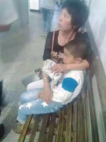 自贡:&nbsp;男子抢菜刀&nbsp;沿街连伤3名小学生&nbsp;动机成疑(图1)